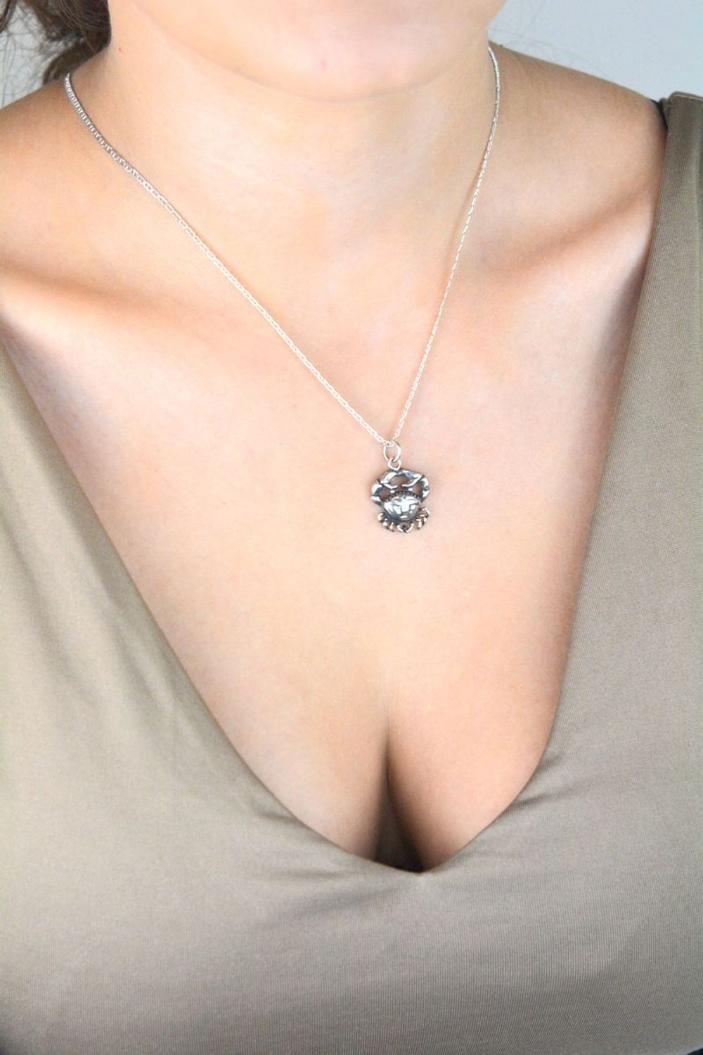 Srebrna zawieszka próba 925 w kształcie znaku zodiaku Rak, wymiary 2,0 cm x 1,7 cm, waga 1,80 g. Subtelna biżuteria z symboliką zodiaku.1.jpg